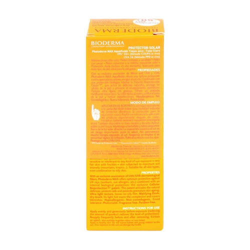 Imagen 4 de 4 de Protector solar Bioderma Photoderm FPS 50 MAX Aquafluide Tono Claro en crema de 40 mL