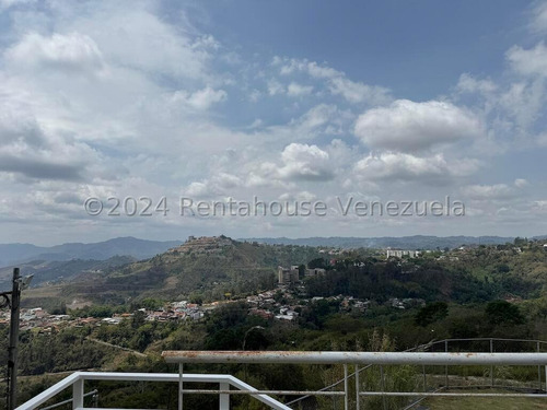 Espectacular Apartamento Duplex Con Clima De Montaña Y Terraza, Urb. Alto Hatillo. Mo 24-24908