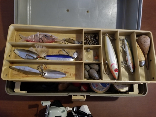 Caja De Pesca Antigua Plano Con Señuelos Y 2 Carretes Zebco (Usado)