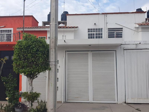 Casa En Venta De Tres Habitaciones Muy Cerca Del Timoteo Lozano Y Paseo De Jerez