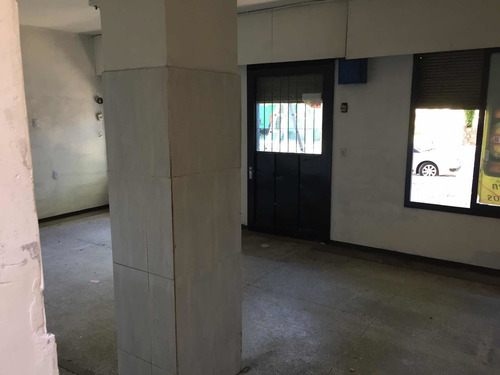 Local En Buen Punto Comercial Sobre Calle Comercio!