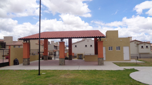 Casa Sola, Amplia ,en Renta, De 2 Niveles,de 2 Recamaras, 2 1/2 Baños, 2 Estacionamientos, Terraza Con Pérgola, Amenidades, Fraccionamiento Real Madeira Fase Iv, Pachuca De Soto, Hidalgo