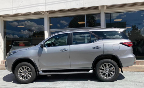 Imagen 2 de 17 de Toyota Sw4 2.8 Tdi 6 A/t 7 Asientos Srx 4x4 0km My2023