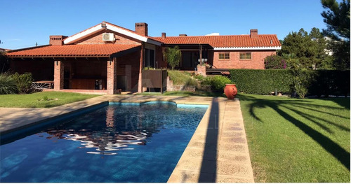 Se Vende Casa En Barrio Pinares 5 Dorm. 3 Ba. A Una Cuadra