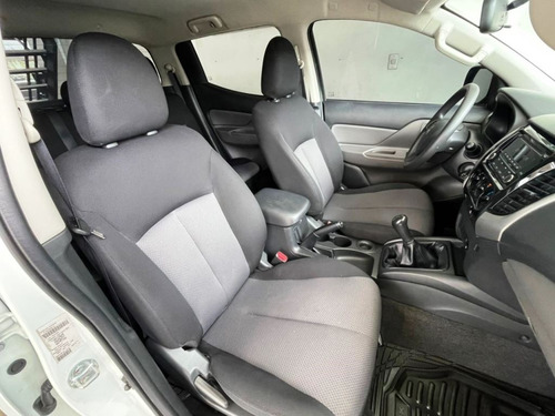 Imagen 7 de 10 de Mitsubishi L200 2018 4x2 Sincrónico