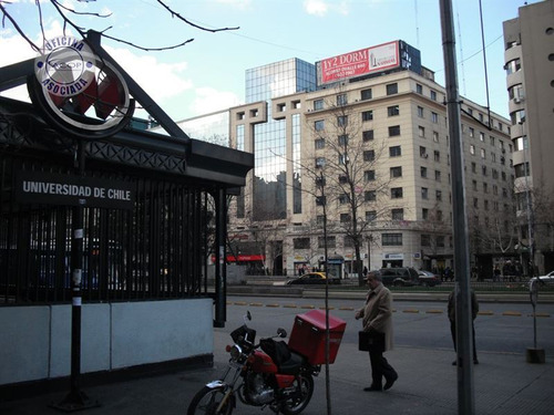 Oficina En Arriendo Frente Metro U De Chile, En Santiago