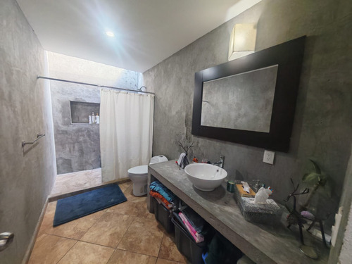 Casa Semi Nueva De 1 Nivel Iluminada Con Amplios Espacios Sobre Calle Principal Con 175 Mts De Jardin Frontal