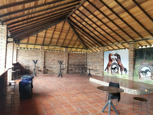 Imagen 2 de 12 de Casa De Campo En Venta En Floryana