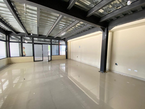 Rento Edificio Comercial De 3 Niveles En La Av. San Martín