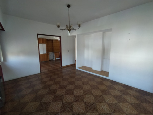 Departamento Tipo Casa En Planta Alta. Zona Residencial