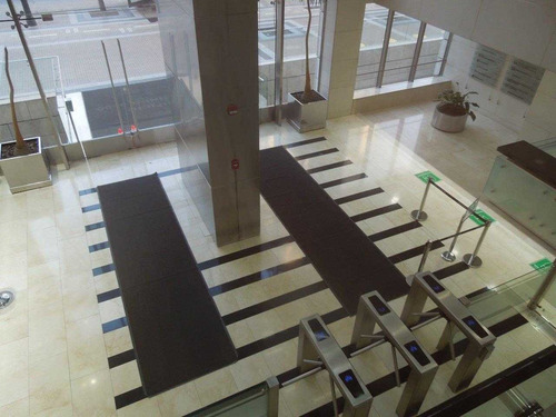 Imagen 6 de 10 de Estupenda Oficina, Edificio Y Habilitación De Primer Nivel.