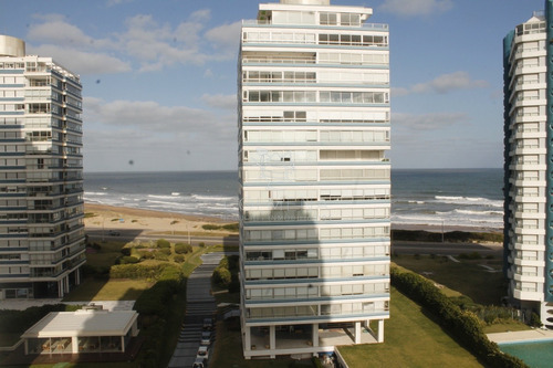 Venta De Apartamento De 1 Dormitorio En Brava En Edificio Torre Marina Punta Del Este