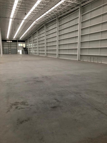 Imagen 3 de 10 de Bodegas Industriales Con Anden De Descarga Propio, Rampa De Acceso A La Bodega, Oficinas, Baños