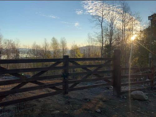 Excelente Terreno Con 2 Refugio En Lago Calafquen 1,2 Ha.