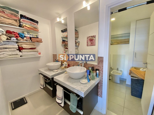 Imagen 8 de 14 de Venta De Apartamento De 2 Dormitorios En Edificio Icon Brava Punta Del Este
