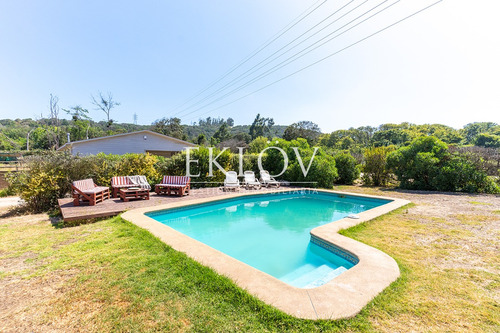 Casa Con Quincho Y Cabaña En Mantagua, 2.528m² De Terreno