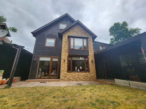 Casa De 200 M2, 3 Pisos, 4 D, 5 B, Isla Teja, Valdivia