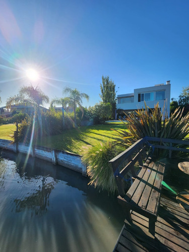 Casa En Venta Con Fondo A La Laguna En Canning