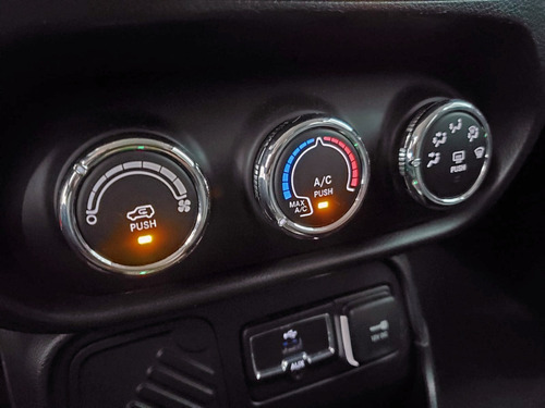 Imagem 5 de 17 de Jeep Renegade 1.8 16v Flex Sport 4p Automático 2015 2016