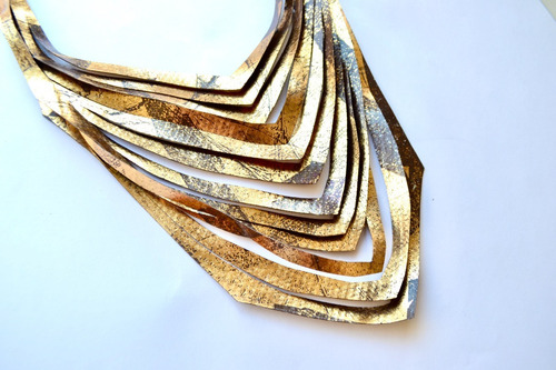 Imagen 2 de 4 de Collar Ondas Geometrico En Tonos Marron Y Dorado