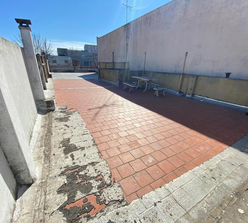 Venta De Casa Con Garaje, Local Y Galpón