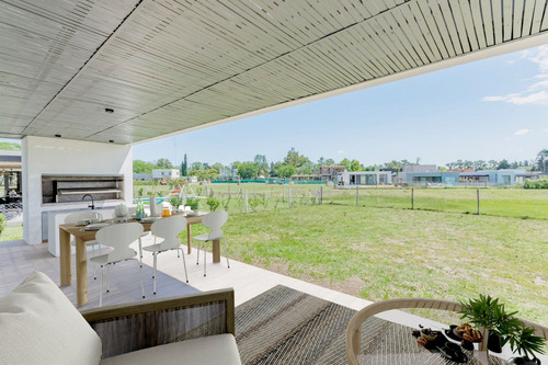 Casa 4 Amb En Alquiler Santa Lucía Con Jardín