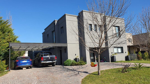 Imagen 2 de 30 de Excelente Propiedad En Venta. Amb. Lote Interno. Gran Jardín. San Francisco. Villanueva.