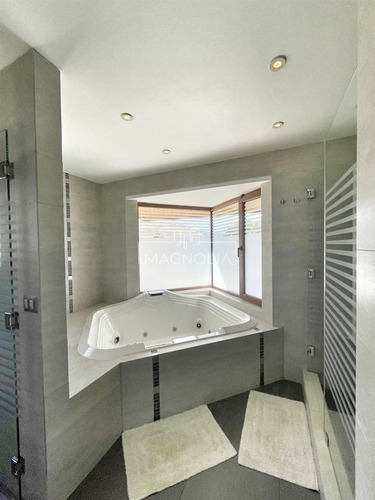Casa En Venta De 5 Dorm. 4 Baños Mas Serv. En Piedra Roja
