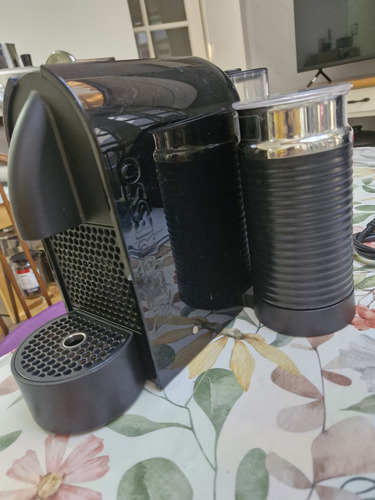 Cafetera Nespresso D55 Con Aeroccino Negro (Usado)