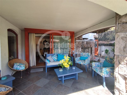 Casa En Venta De 6 Dorm. En La Reina