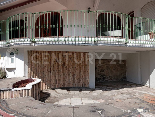 Casa Tipo Colonial Con 3 Recamaras Y Amplio Jardín