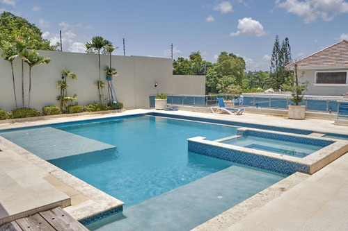 Amplia Casa Con Piscina En Venta , Altos De Arroyo Hondo Ii.