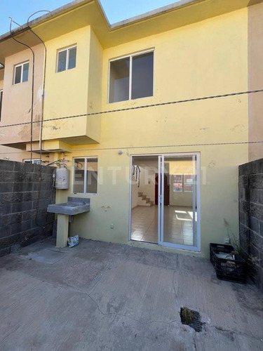 Casa En 2 Niveles Con Patio De Servicio En Real Solare, El Marqués, Querétaro