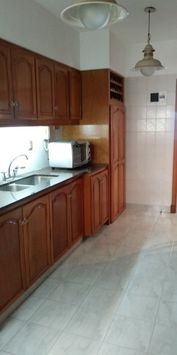 Imagen 19 de 30 de 4 Ambientes En Primera Linea De Mar Con Vista Plena, Balcon Corrido, Dependencia De Servicio Y 2 Cocheras Fijas. Totalmente Reciclado.