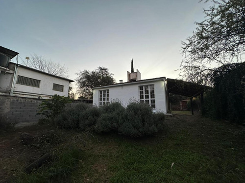 Casa En Villa Allende De 5 Ambientes Enbarrio La Cruz A Una Cuadra De Av. San Martín. Cerca De Colegios , Centro Comercial Y Transporte Público.l
