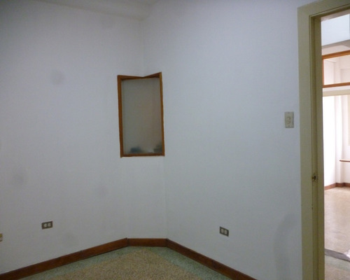 Imagen 11 de 17 de Oficina En Edificio Comercial Con Fachada Recién Actualizada, Consta De 86 M2, Sabana Grande