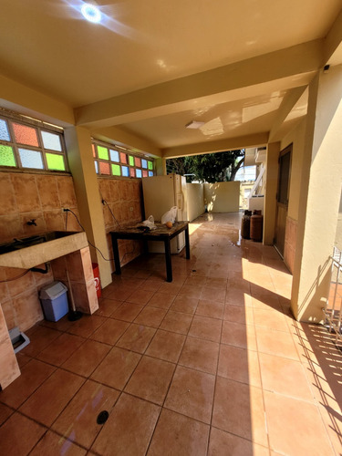Cómoda Casa De Uso Residencial O Comercial, En Plena Av. Bolívar De Lechería