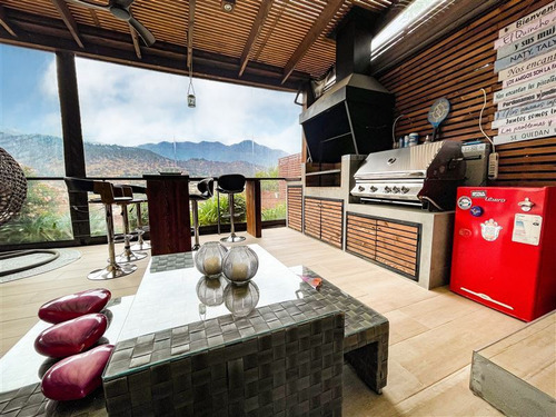 Casa En Venta De 4 Dorm. En Lo Barnechea