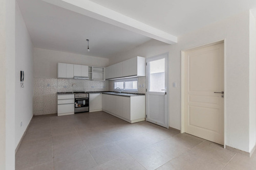 En Venta. Parque Avellaneda. Ph. 3 Amb. Patio Y Terraza Propios. Sin Expensas.