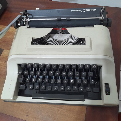 Máquina De Escrever  Remington Ipanema , Funcionando 