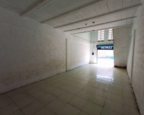 Re/max 2 Mil Alquila, Galpón En La Avenida 4 De Mayo