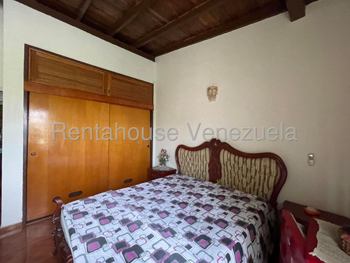 Jip 25-16988. Rent-a-house Vende Hermoso Townhouse De 261 Mts2, 5 Hab, 4 Baños, El Urbanismo Cuenta Con Cancha, Parque Infantil Conectado A Pozo Y Mucho Mas. En Urb. Araguama Country, Maracay.