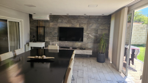 Casa 4 Dormitorios, Pileta , Jardin , Cerca Del Centro