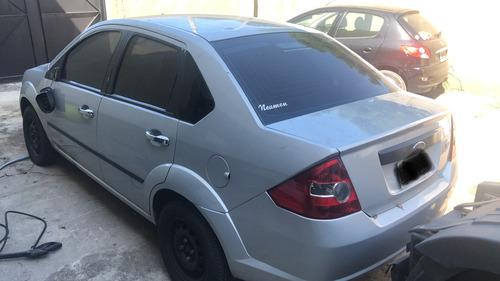 Ford Fiesta Max Ambiente 1.6 Gnc Incendiado
