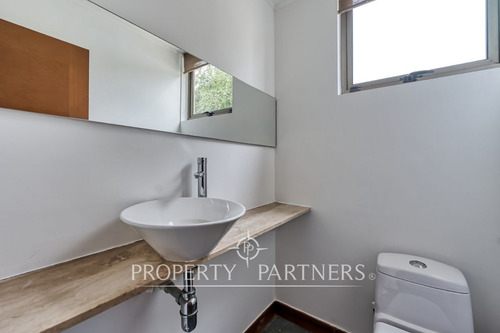Impecable Casa En Los Bravos Nororiente Con Piscin...
