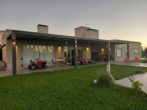 Imagen 2 de 21 de Hermosa Casa En Barrio Las Tardes - Pileta Y Quincho
