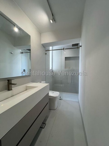 Apartamentopiso Medio Remodelado 107 M² 3h, 3b, 1p, Residencias Maria Con Pozo De Agua En Venta En Los Palos Grandes Avenida Segunda Caracas