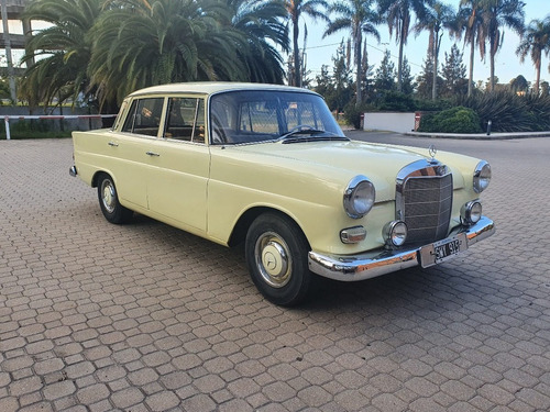 Mercedes-benz 200 (w110)