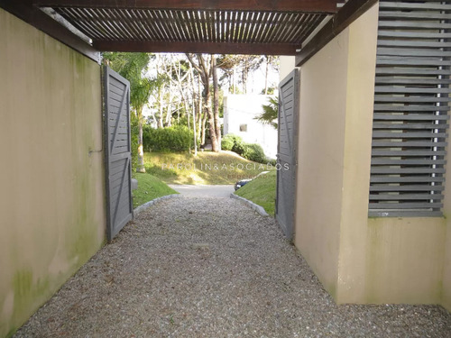 Casa En Venta De 5 Dormitorios En Montoya, Punta Del Este.