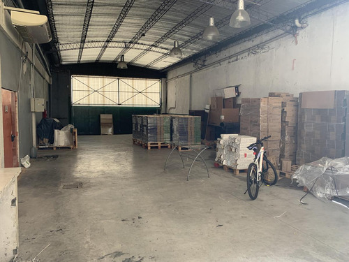 Establecimiento Industrial De 1350 M2 Cubiertos, Con Salida A Dos Calles